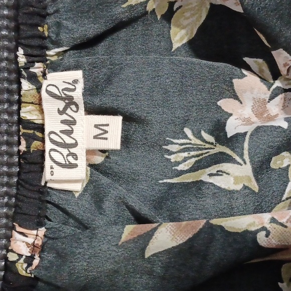 BLUSH top.  Floral flowy top, off shoulder shirt w/ elastic waist.  Medium. NWT - Picture 15 of 15